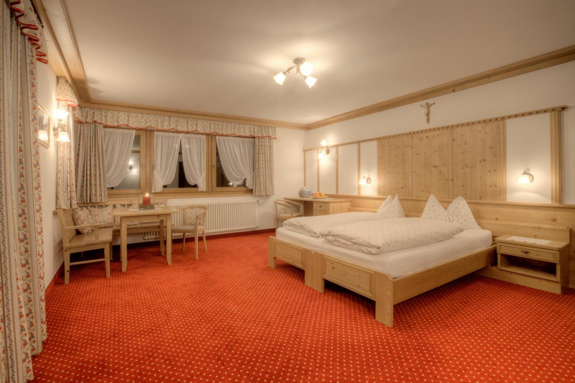 Hotel Ciasa Ai Pini サン・カッシアーノ エクステリア 写真