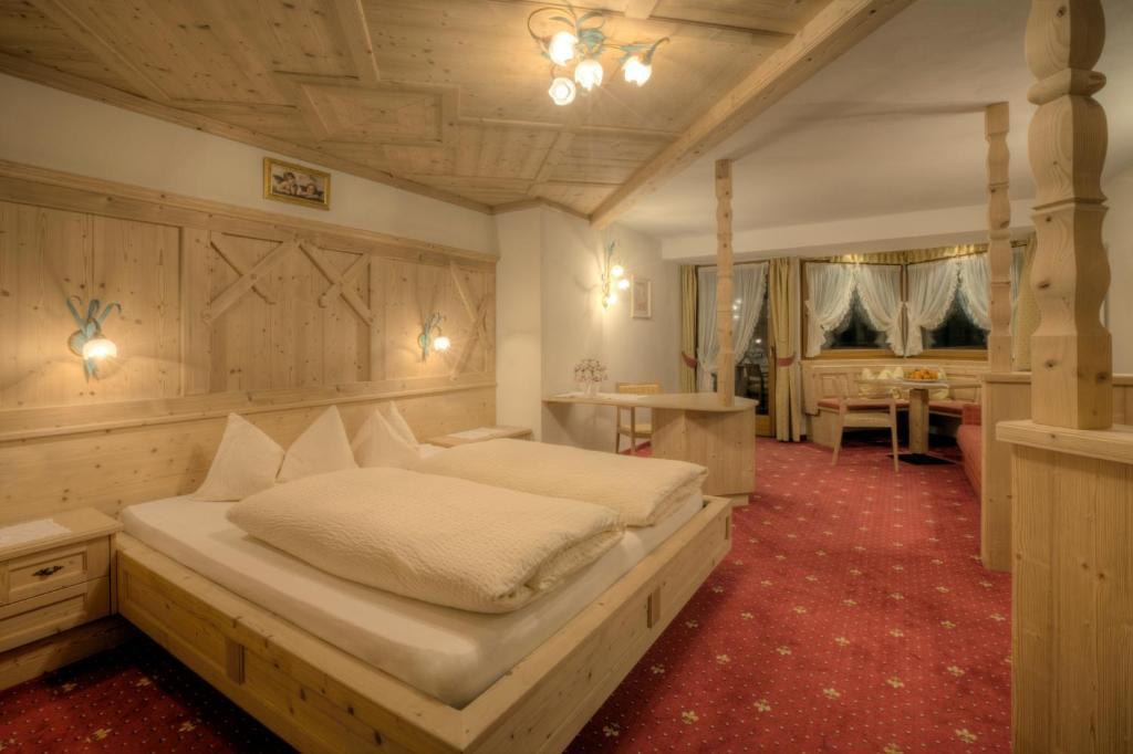 Hotel Ciasa Ai Pini サン・カッシアーノ 部屋 写真
