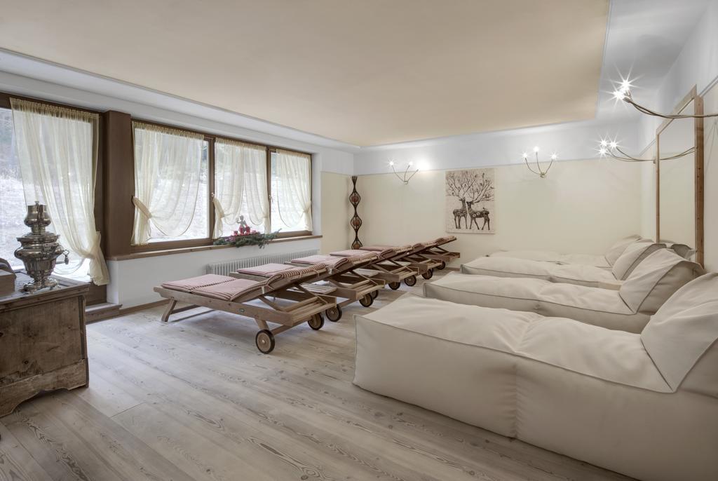 Hotel Ciasa Ai Pini サン・カッシアーノ エクステリア 写真