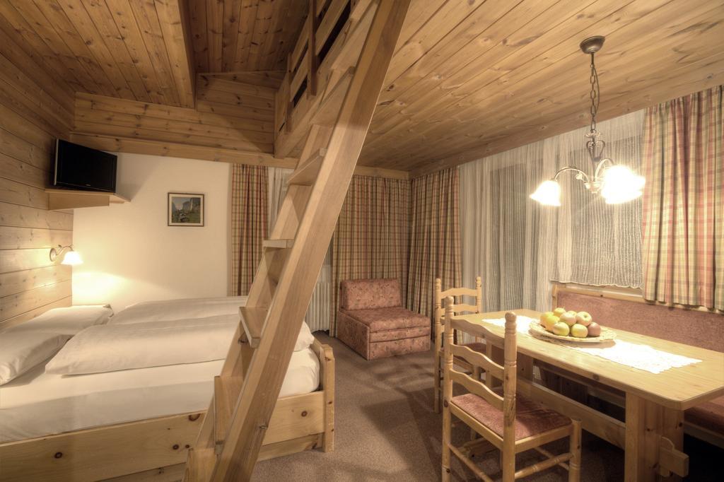 Hotel Ciasa Ai Pini サン・カッシアーノ 部屋 写真