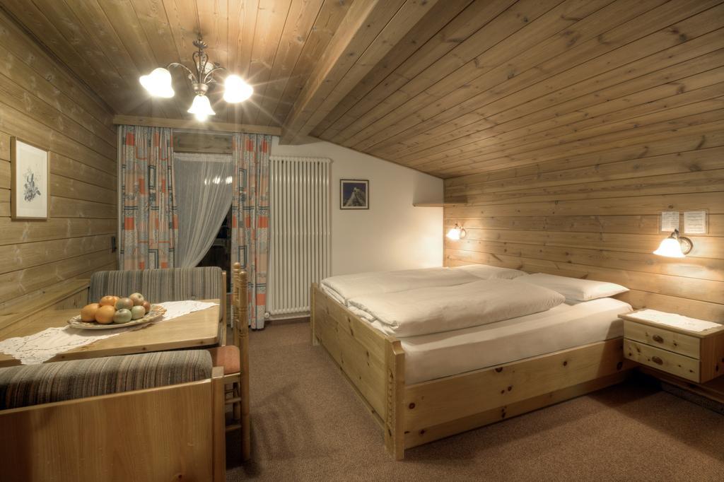 Hotel Ciasa Ai Pini サン・カッシアーノ 部屋 写真