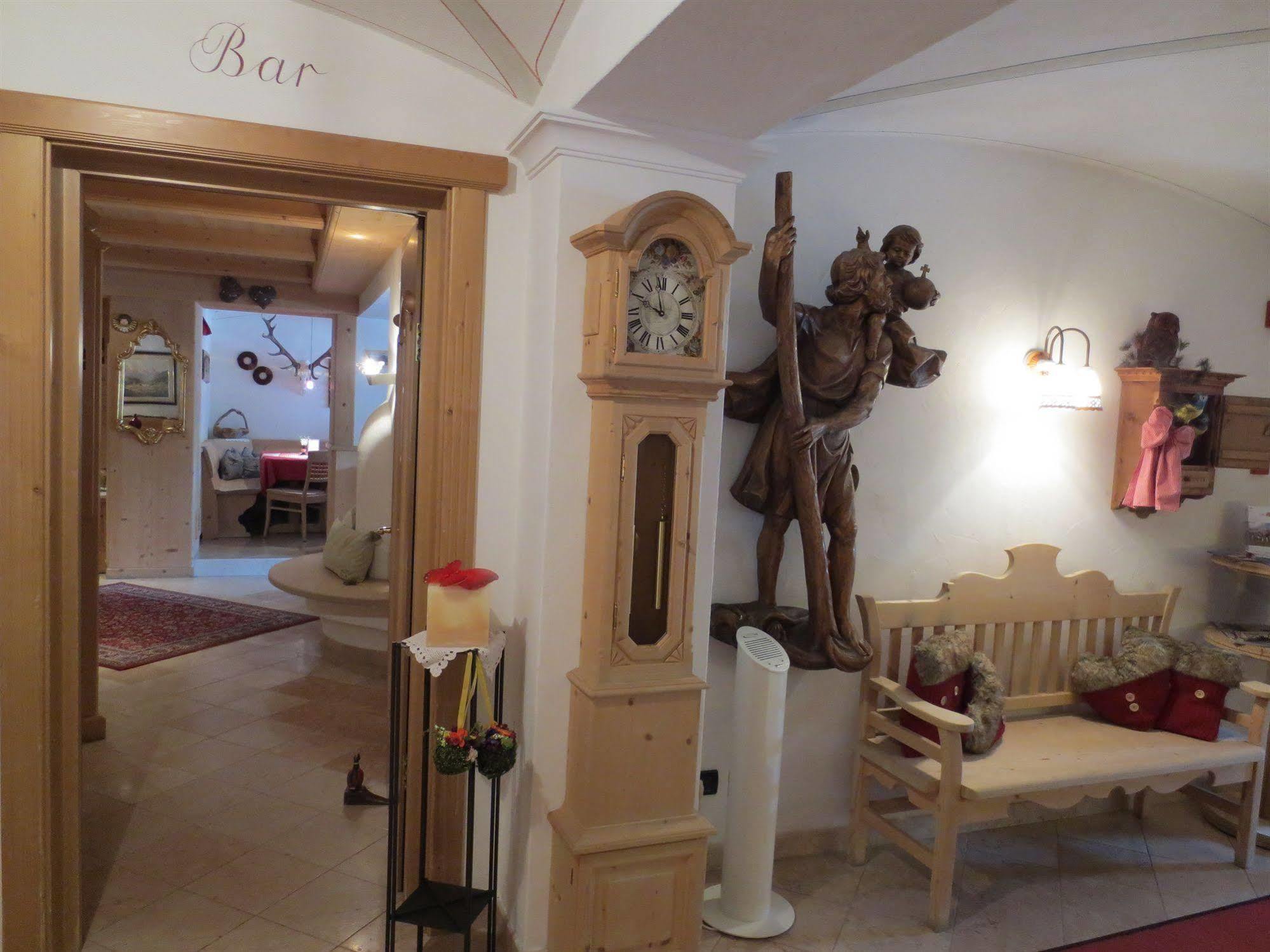 Hotel Ciasa Ai Pini サン・カッシアーノ エクステリア 写真