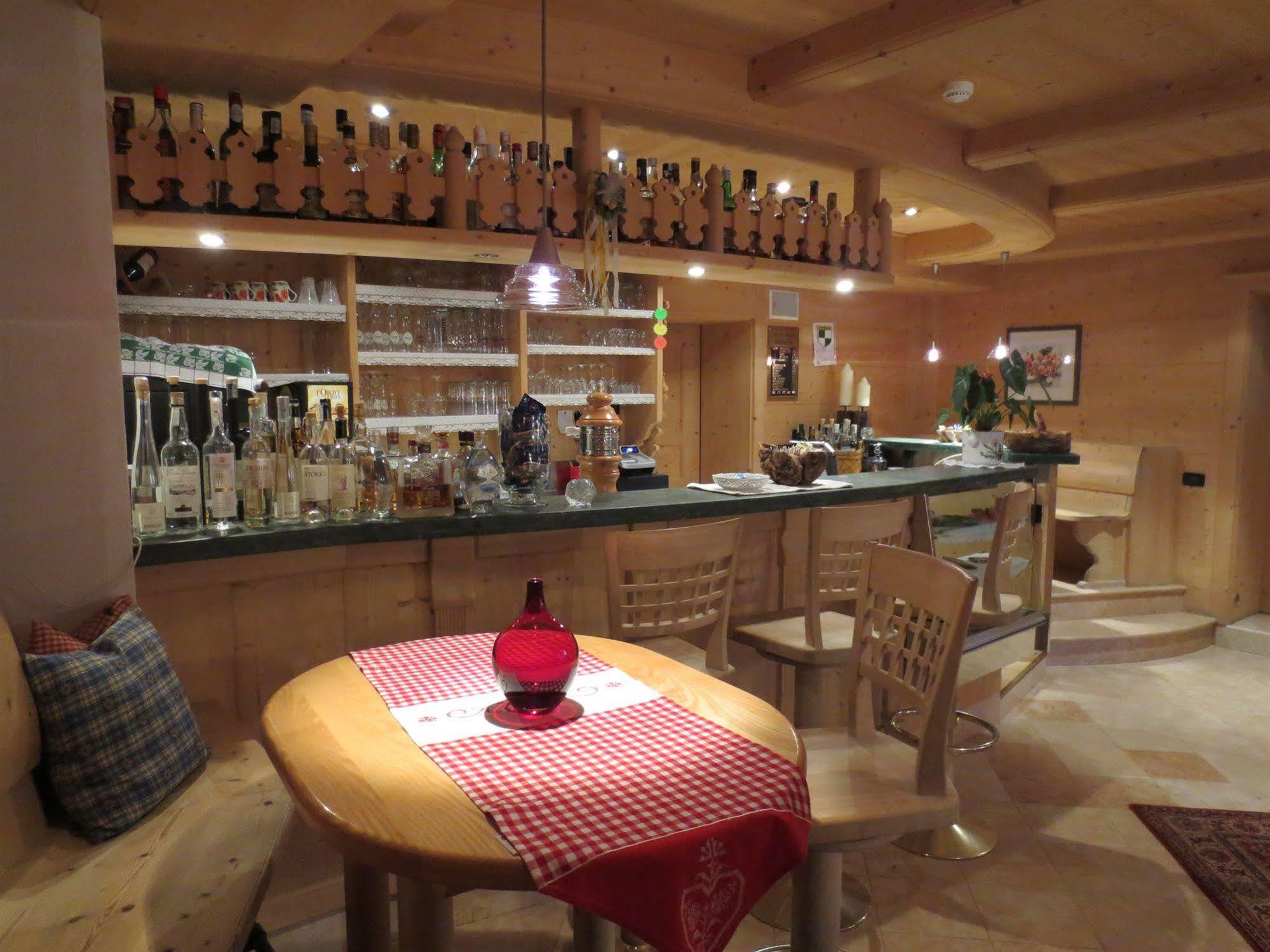 Hotel Ciasa Ai Pini サン・カッシアーノ エクステリア 写真